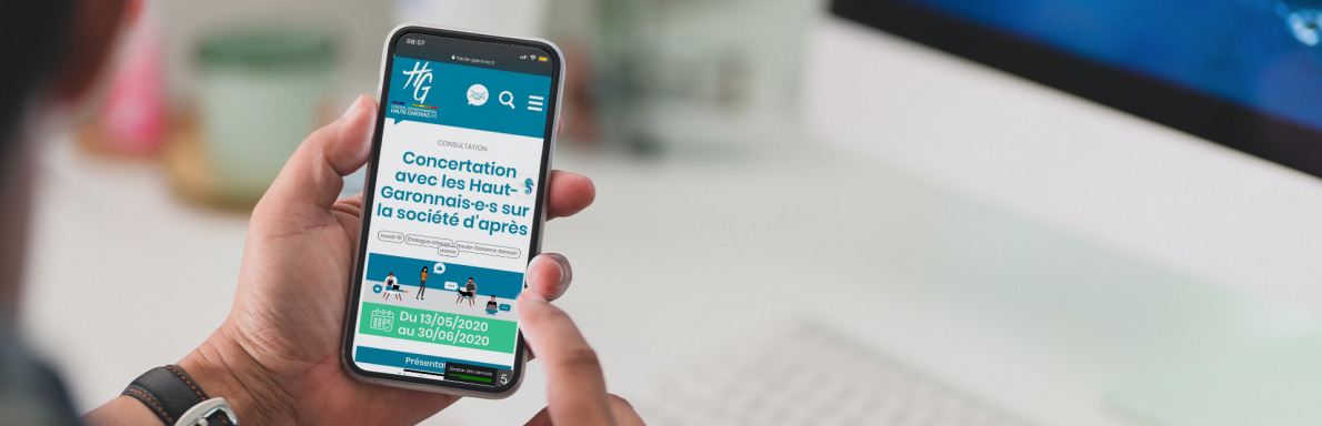 Un citoyen participe à la consultation ancée du Conseil départemental.