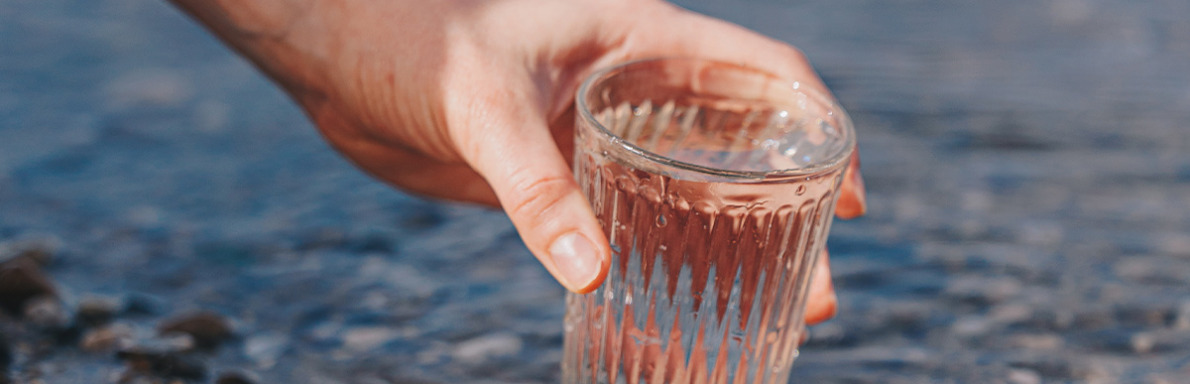 Verre d'eau pour illustrer le dossier sur la ressource en eau