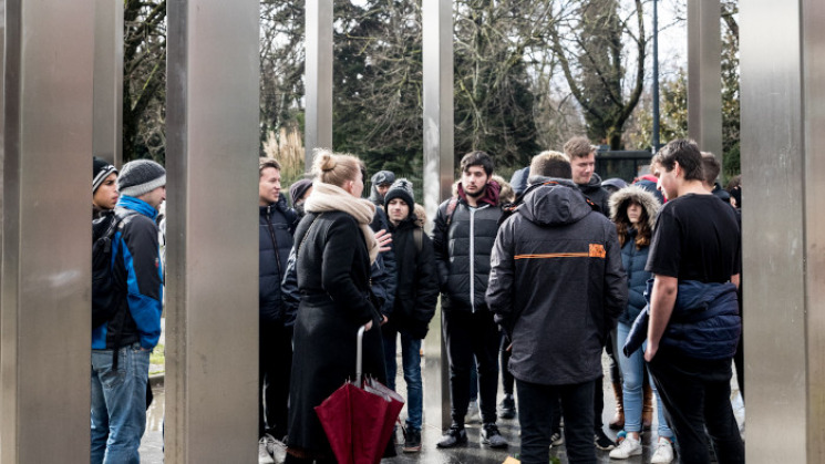 Élèves au Mémorial de la Shoah