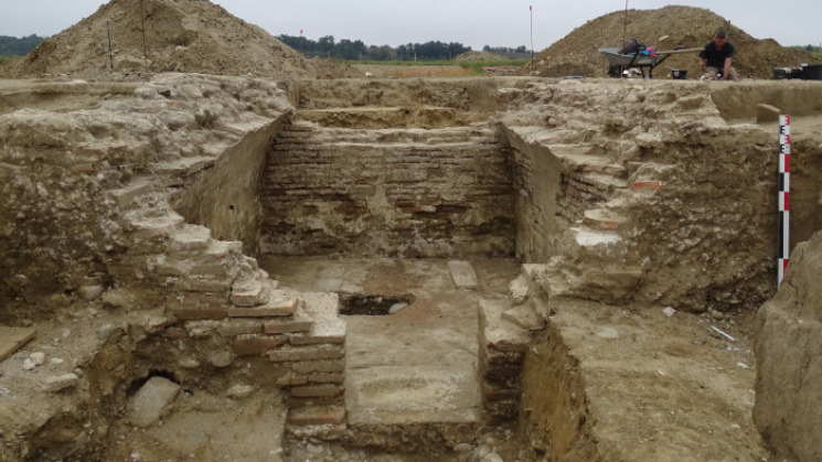 Hypogée et murs du mausolée de Cintegabelle