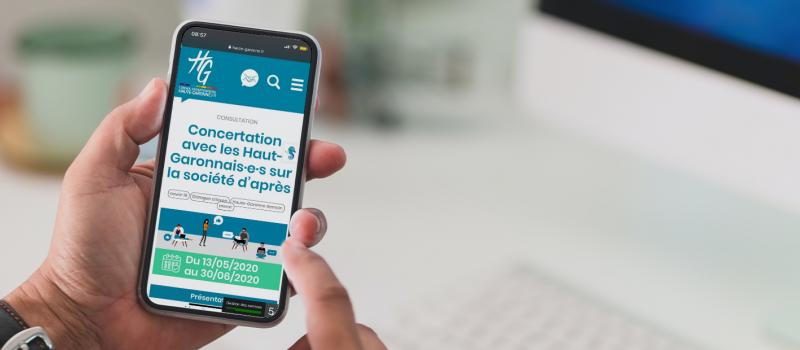 Un citoyen participe à la consultation ancée du Conseil départemental.